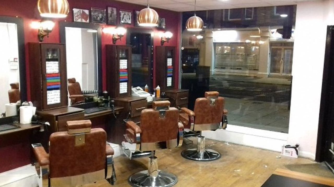Cricklewood Lane'de Satılık Berber Dükkanı