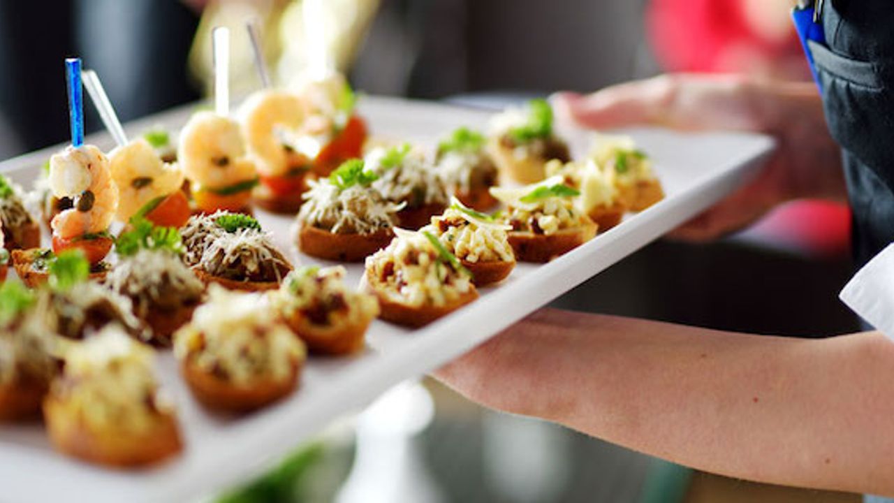 Yemek yapım ve hazırlık hizmeti verilir