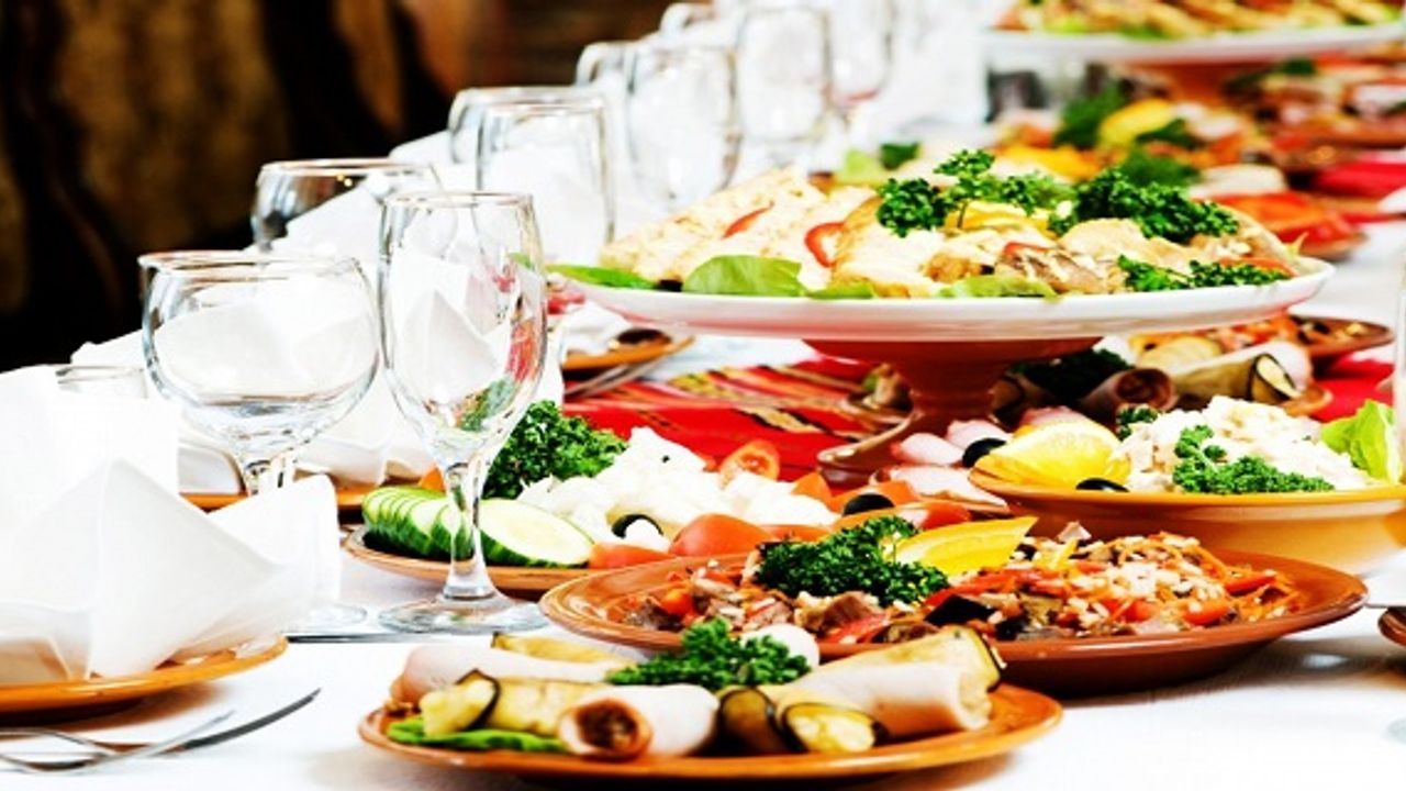 Cafe, bar, restoran ve otellere yiyecek içecek danışmanlığı verilir