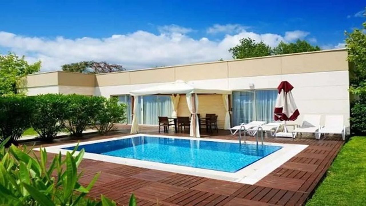Alaçatı'da havuzlu sitede sezonluk kiralık yazlık