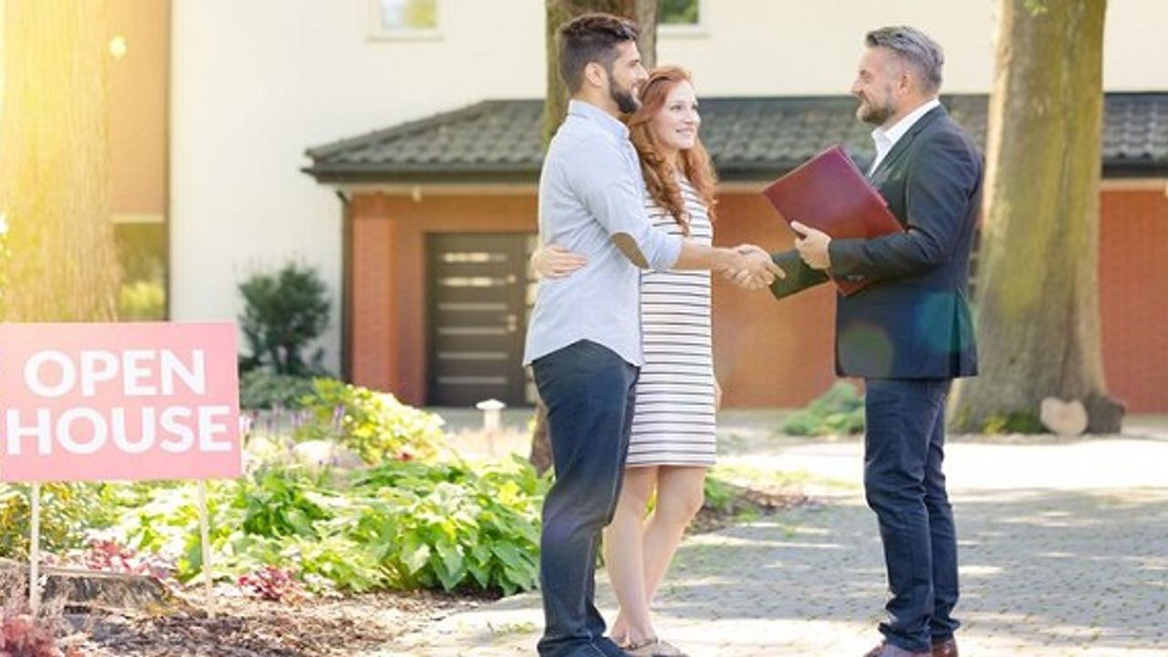 Bulunmaz fırsat! Alanya'da denize sıfır satılık triplex villa