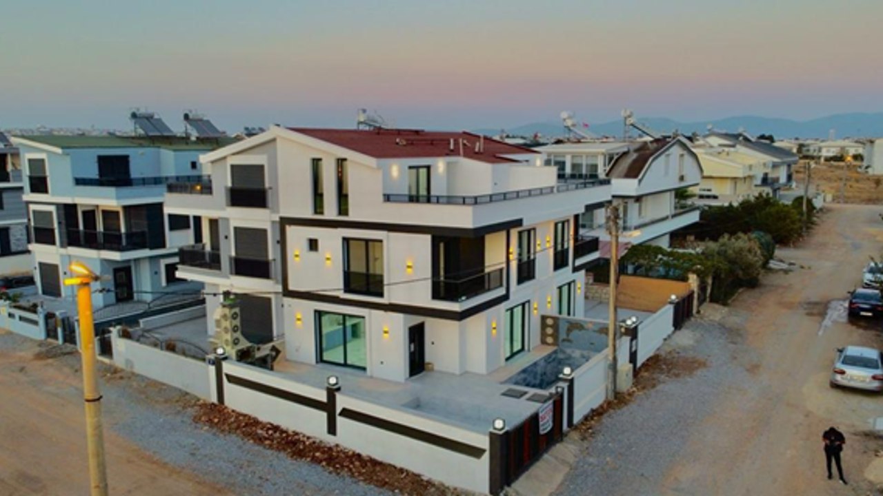 Didim'de iki adet bitişik nizam havuzlu otoparklı satılık villa