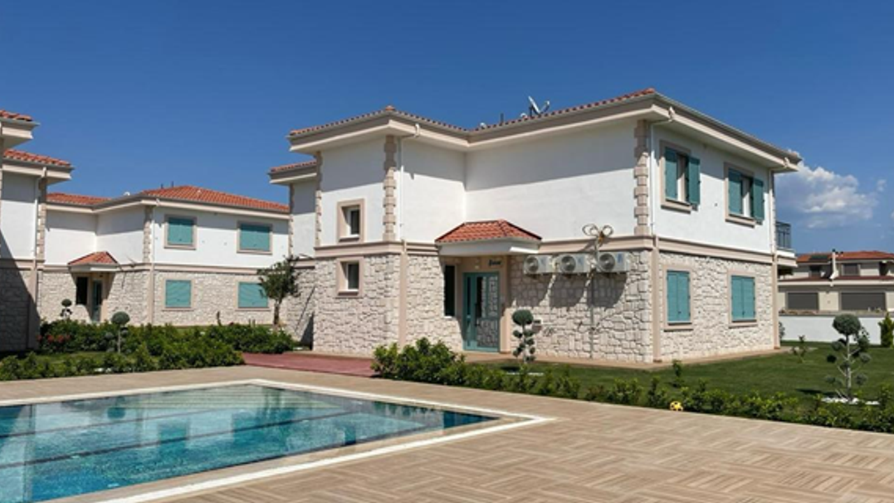 Didim Hisar Mahallesi’nde satılık deniz manzaralı ebeveyn banyolu otoparklı geniş bahçeli villa