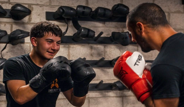 Londra'da boks antrenörü Siar Ozgul tarafından boks eğitimi programı başlatıldı.